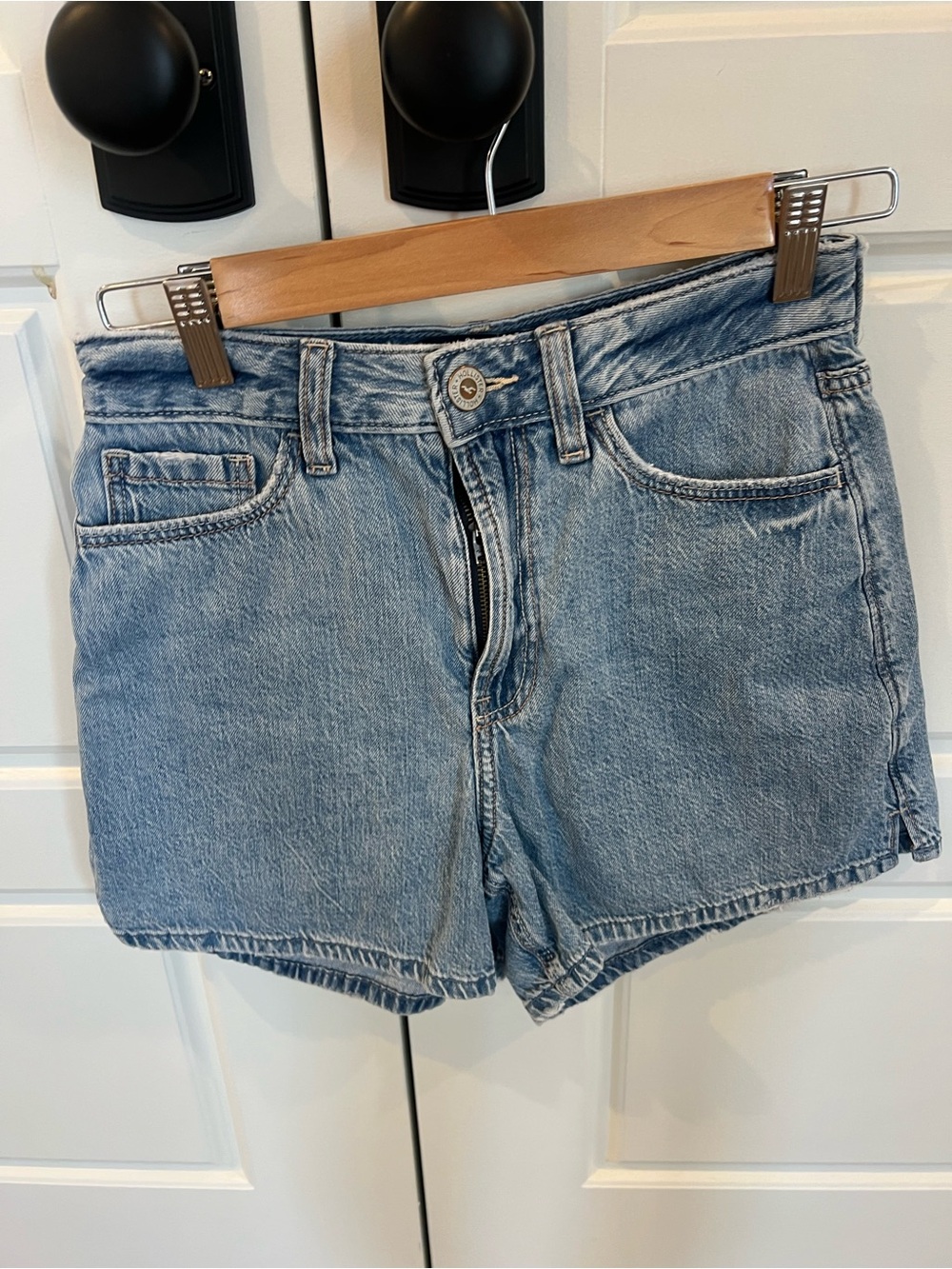 Women’s Hollister Light Wash Blue Denim Jean Shorts size 0/25